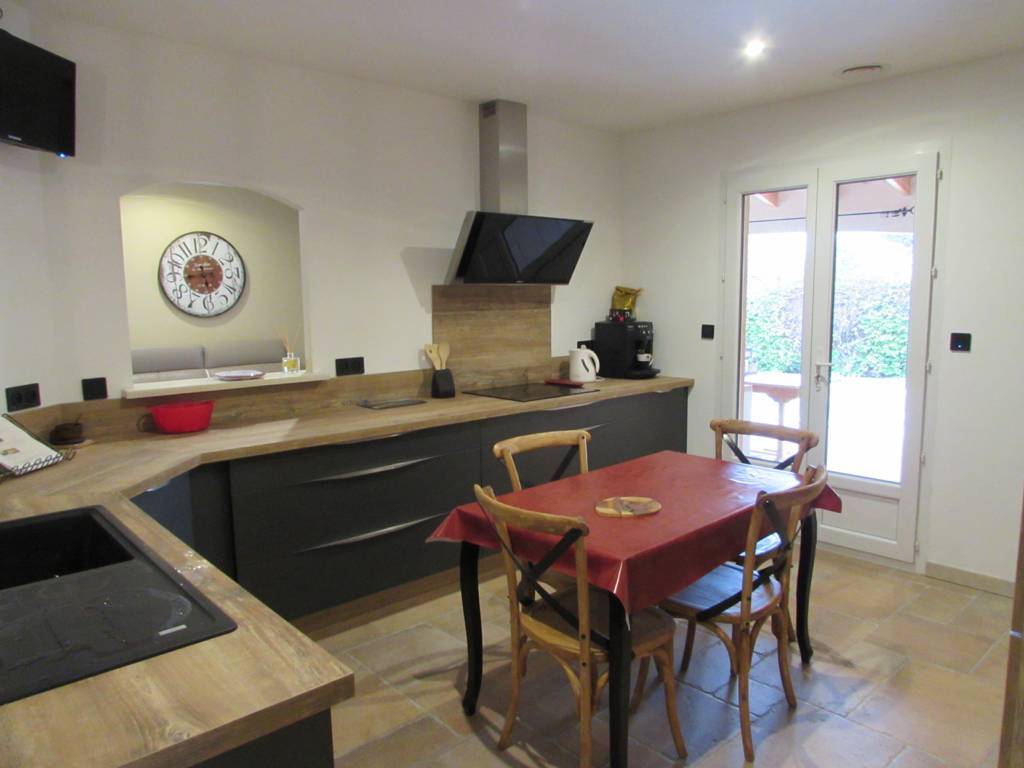 une cuisien équipée fermée 