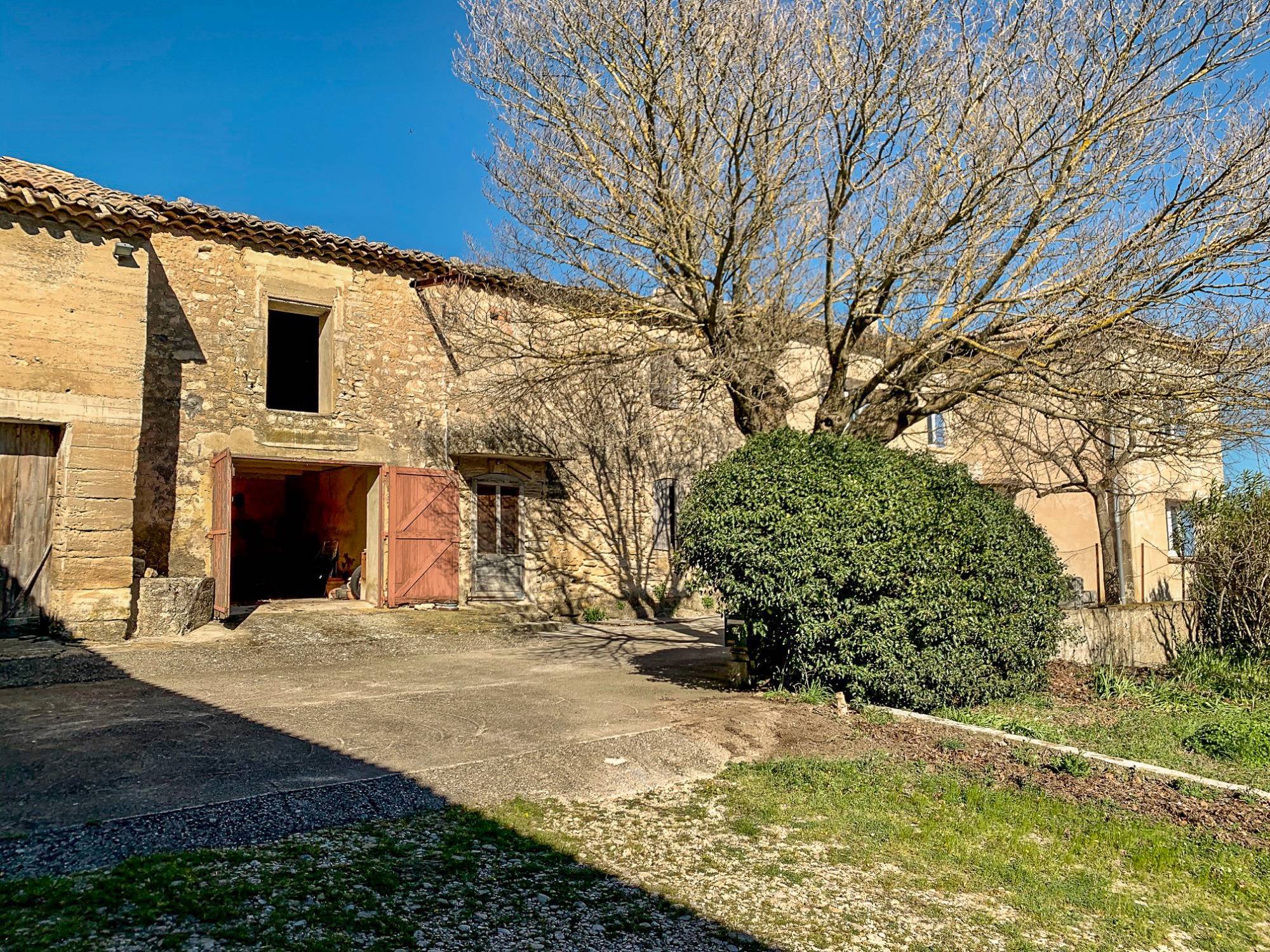 A vendre, ferme à restaurer avec partie habitable de 130m², terrain d'env. 1ha
