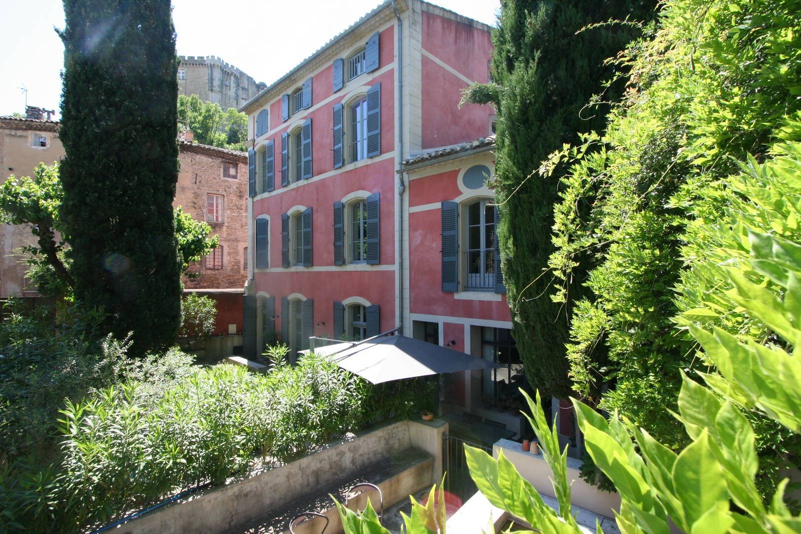   Hôtel particulier sur 4 niveaux avec ascenceur, 7 ch, 6 bains, jardinet et bassin