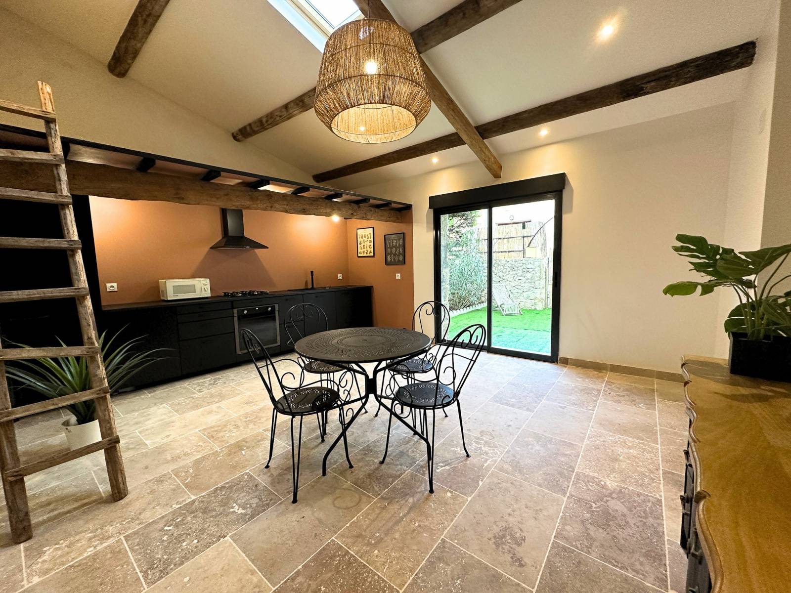 A vendre, Maison de village  entièrement rénovée avec patio, Dans le centre de Pierrelatte. 