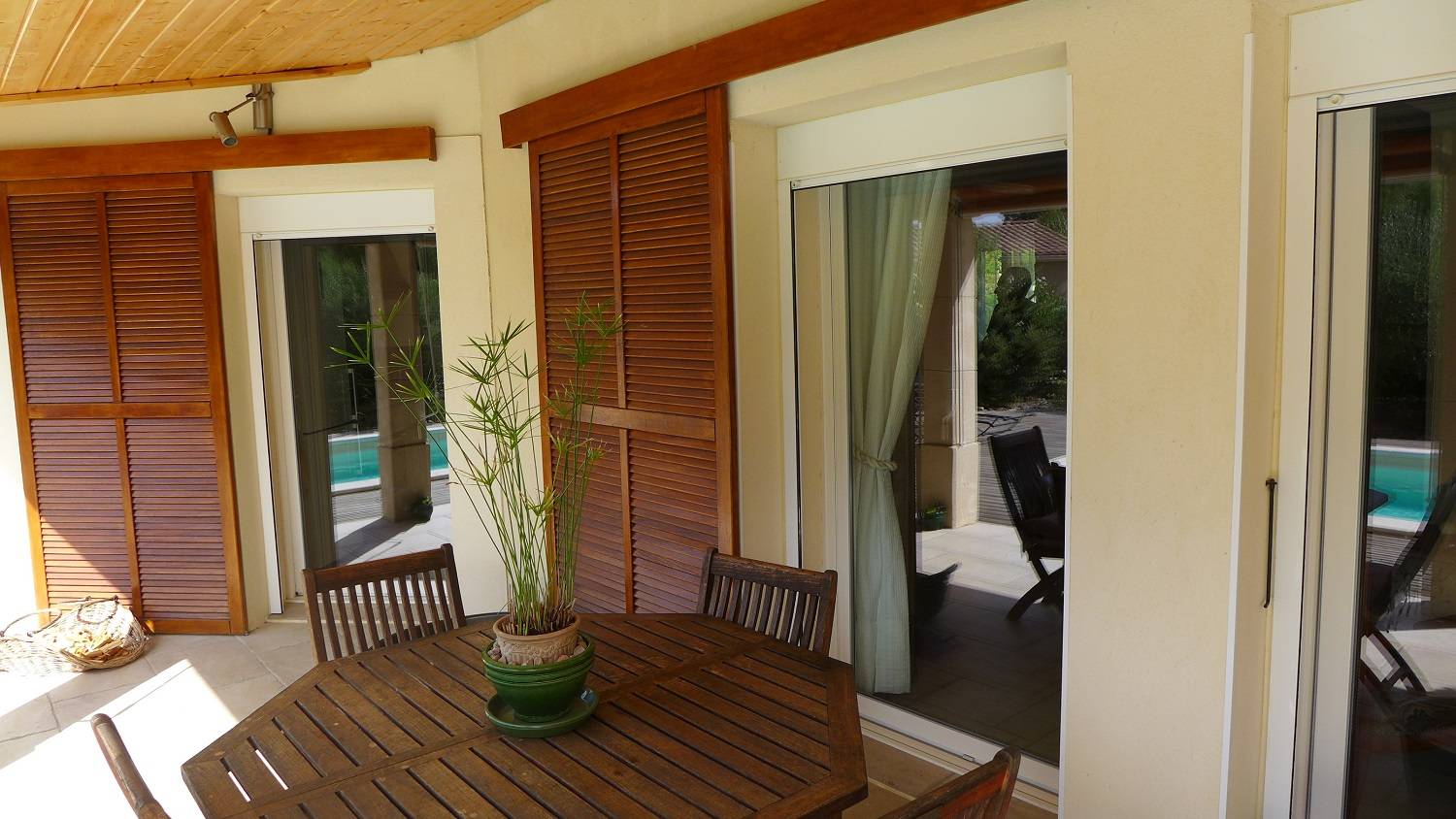 Réalisation contemporaine  proche du centre ville de Sainte cécile les Vignes 