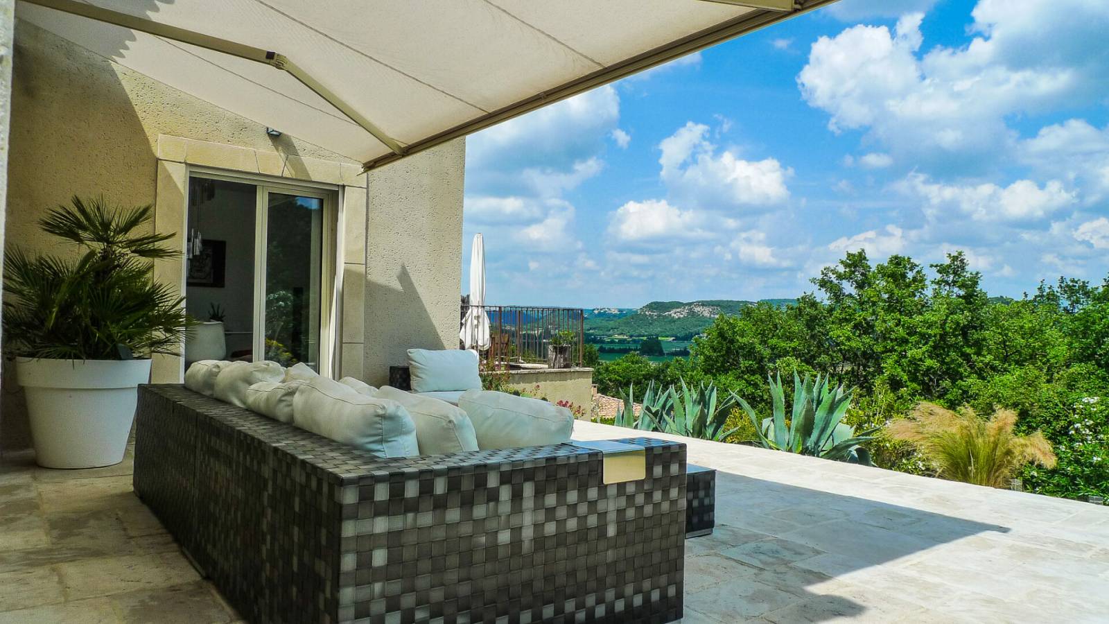 A vendre  villa Saint-Paul-Trois-Châteaux quartier calme 3 ch, piscine, vue