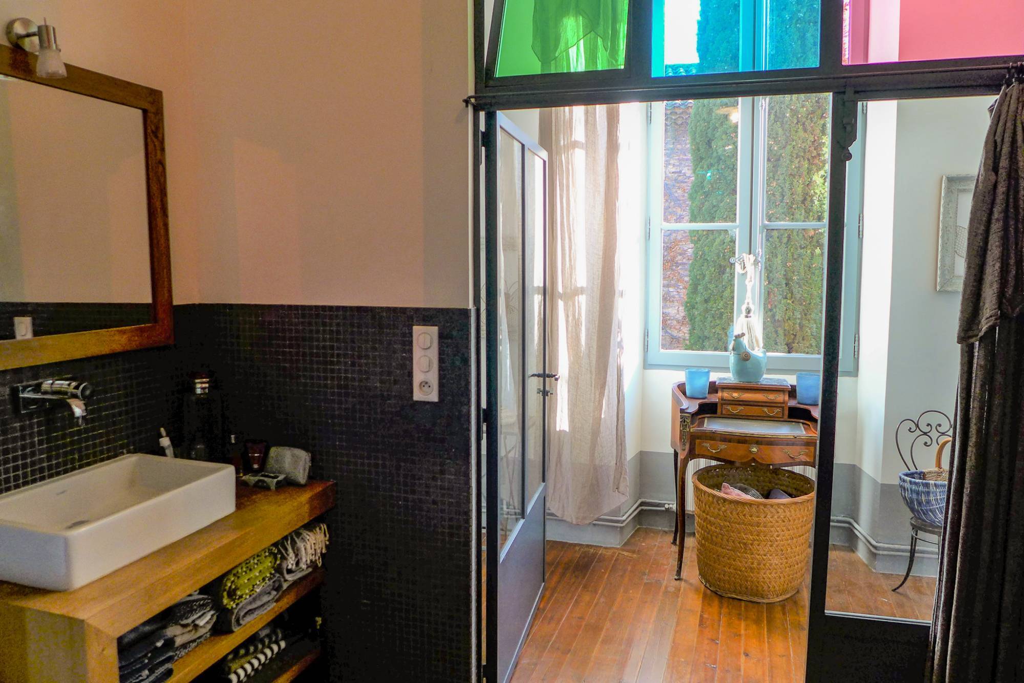   Hôtel particulier sur 4 niveaux avec ascenceur, 7 ch, 6 bains, jardinet et bassin