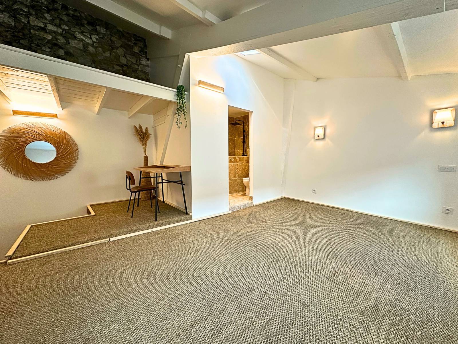 A vendre, Maison de village  entièrement rénovée avec patio, Dans le centre de Pierrelatte. 