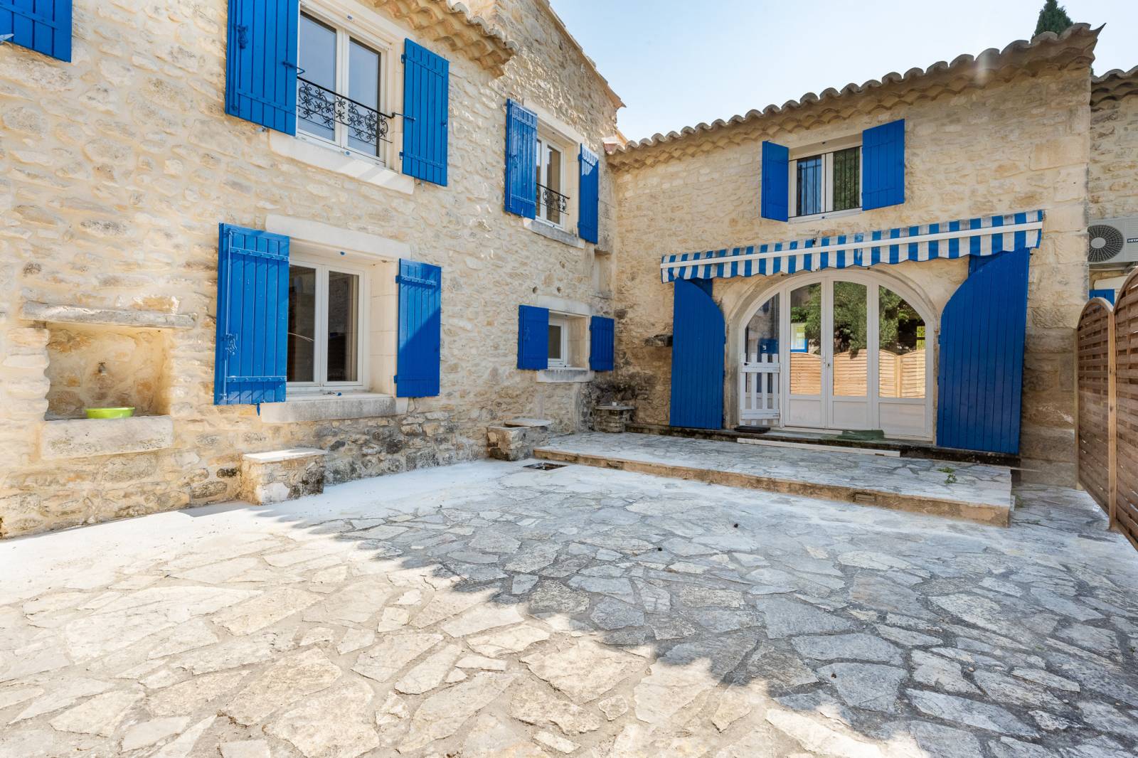 A vendre bel appartement de plain pied dans petite copropriété sécurisée   