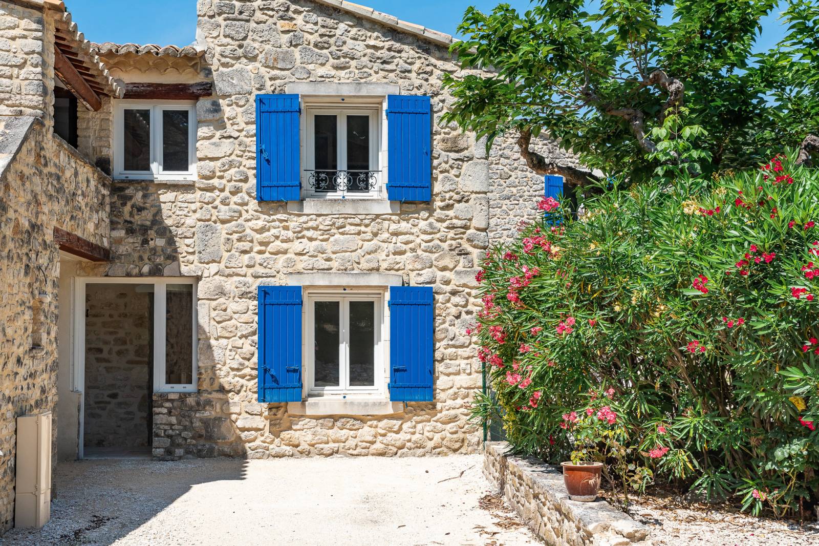 A vendre bel appartement de plain pied dans petite copropriété sécurisée   