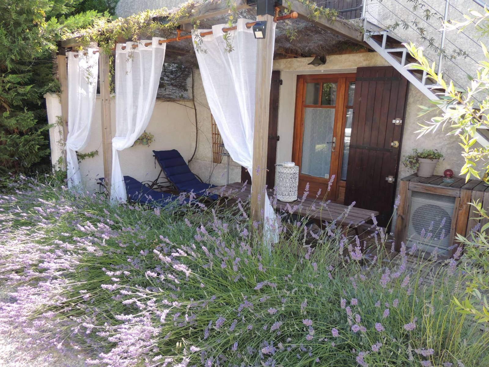 A vendre dans copropriété pleine de charme Enclave des Papes  