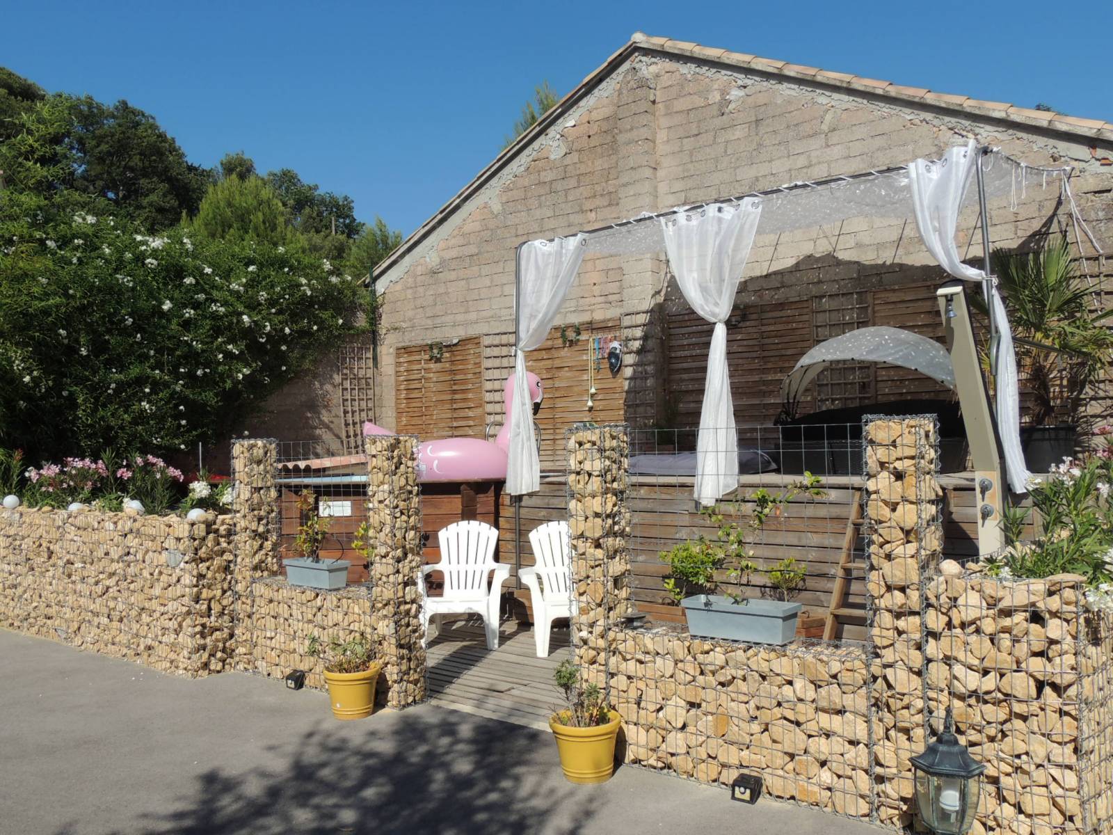 Exclusivité, à vendre grange à rénover avec jardinet et espace piscine   