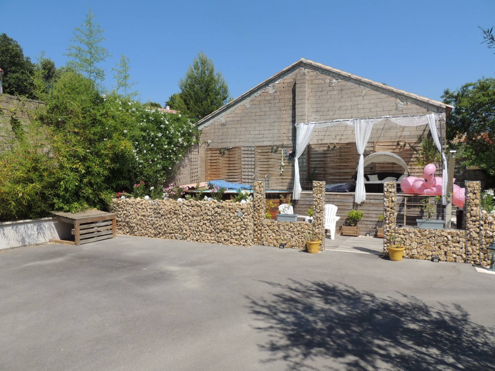 Exclusivité, à vendre grange à rénover avec jardinet et espace piscine   