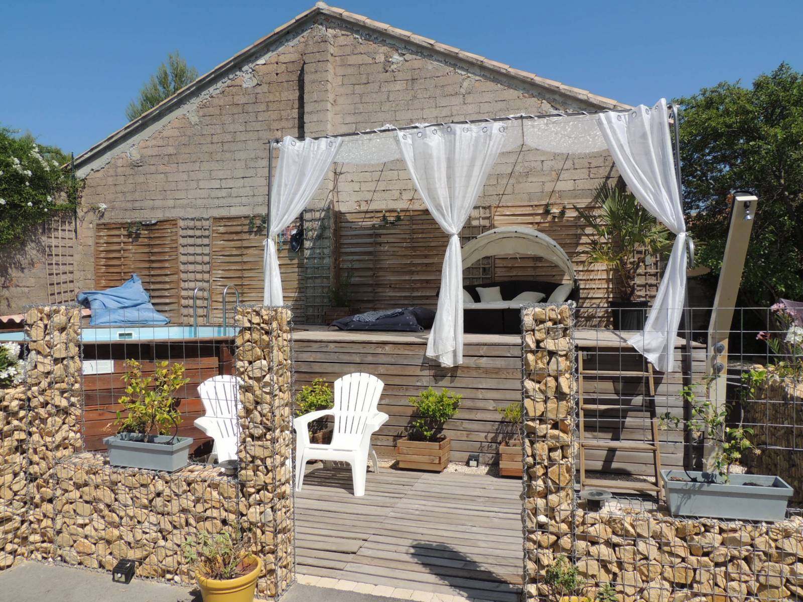 Exclusivité, à vendre grange à rénover avec jardinet et espace piscine   