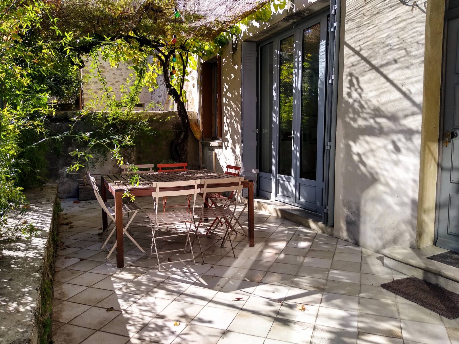 Maison de village avec beaux volumes, piscine Rochegude centre village lumineuse, confortable, 