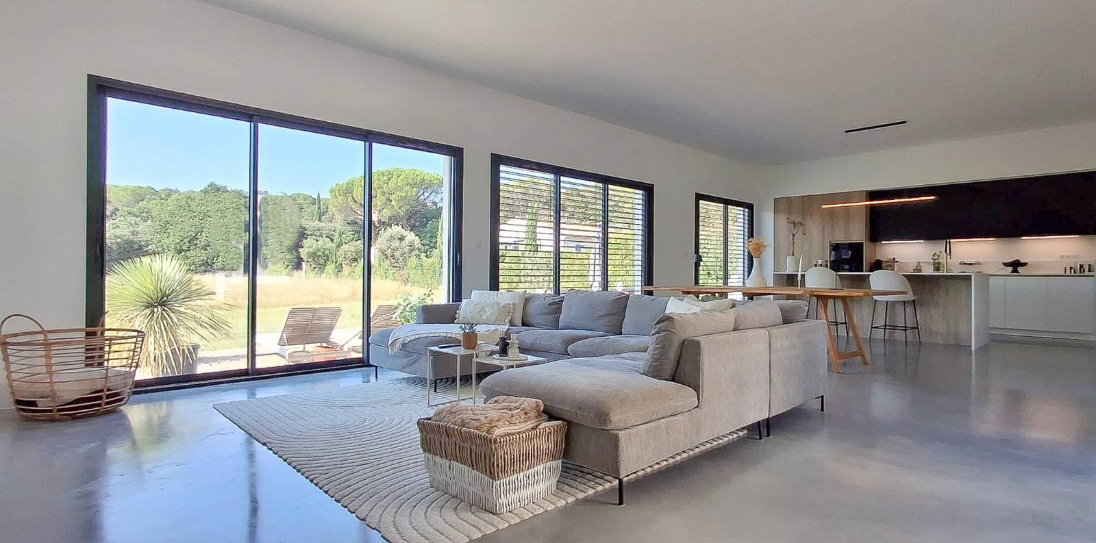 Maison contemporaine de standing secteur recherché, Suze La Rousse au calme, 