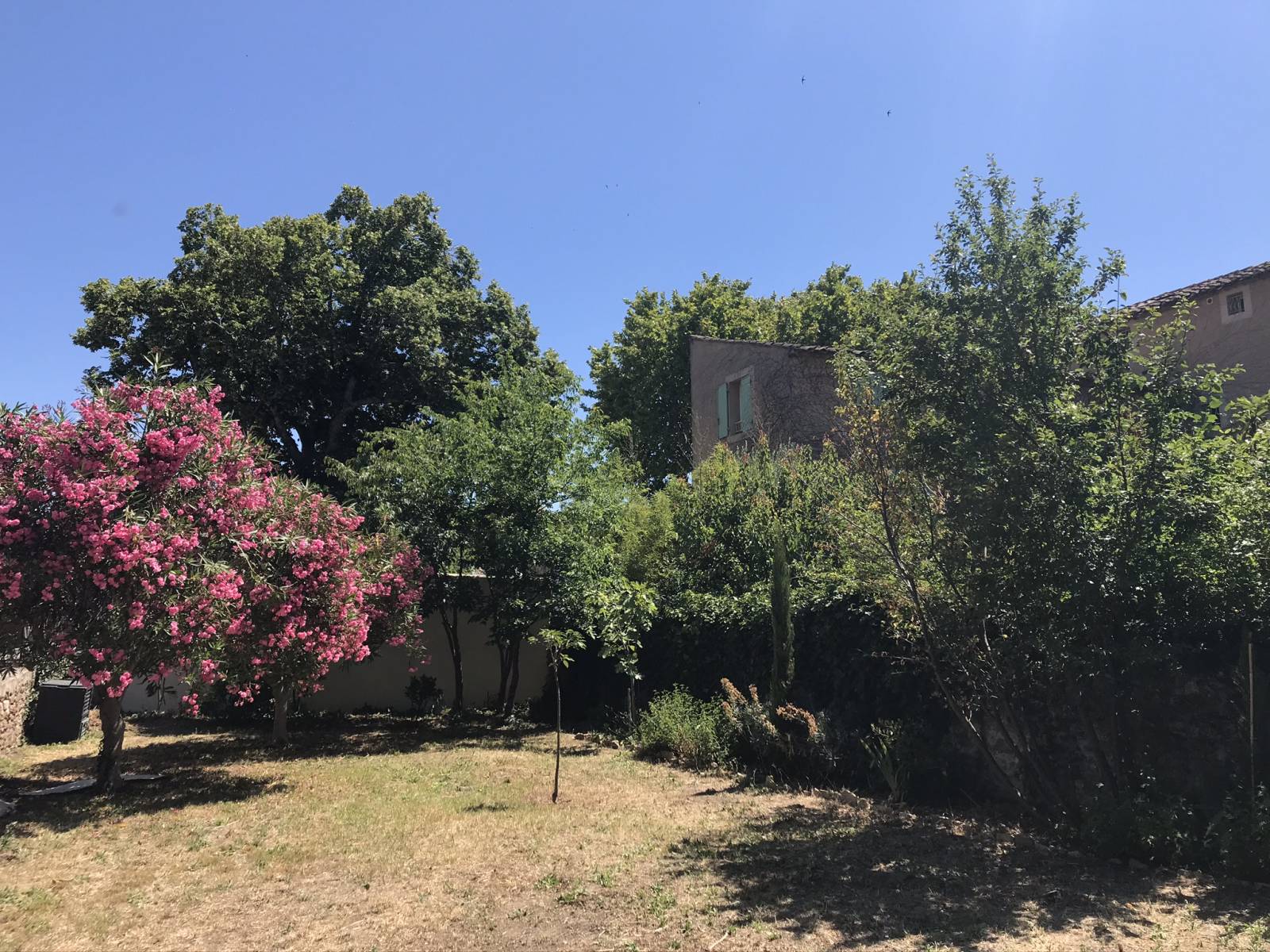 Maison de village avec beaux volumes, piscine Rochegude centre village lumineuse, confortable, 