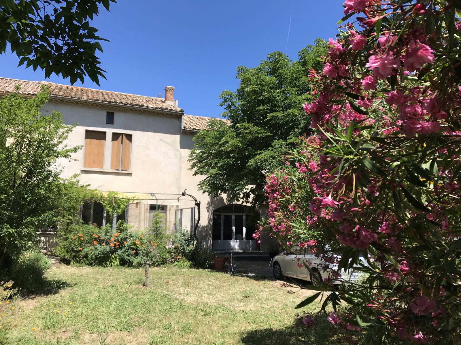 Maison de village avec beaux volumes, piscine Rochegude centre village lumineuse, confortable, 