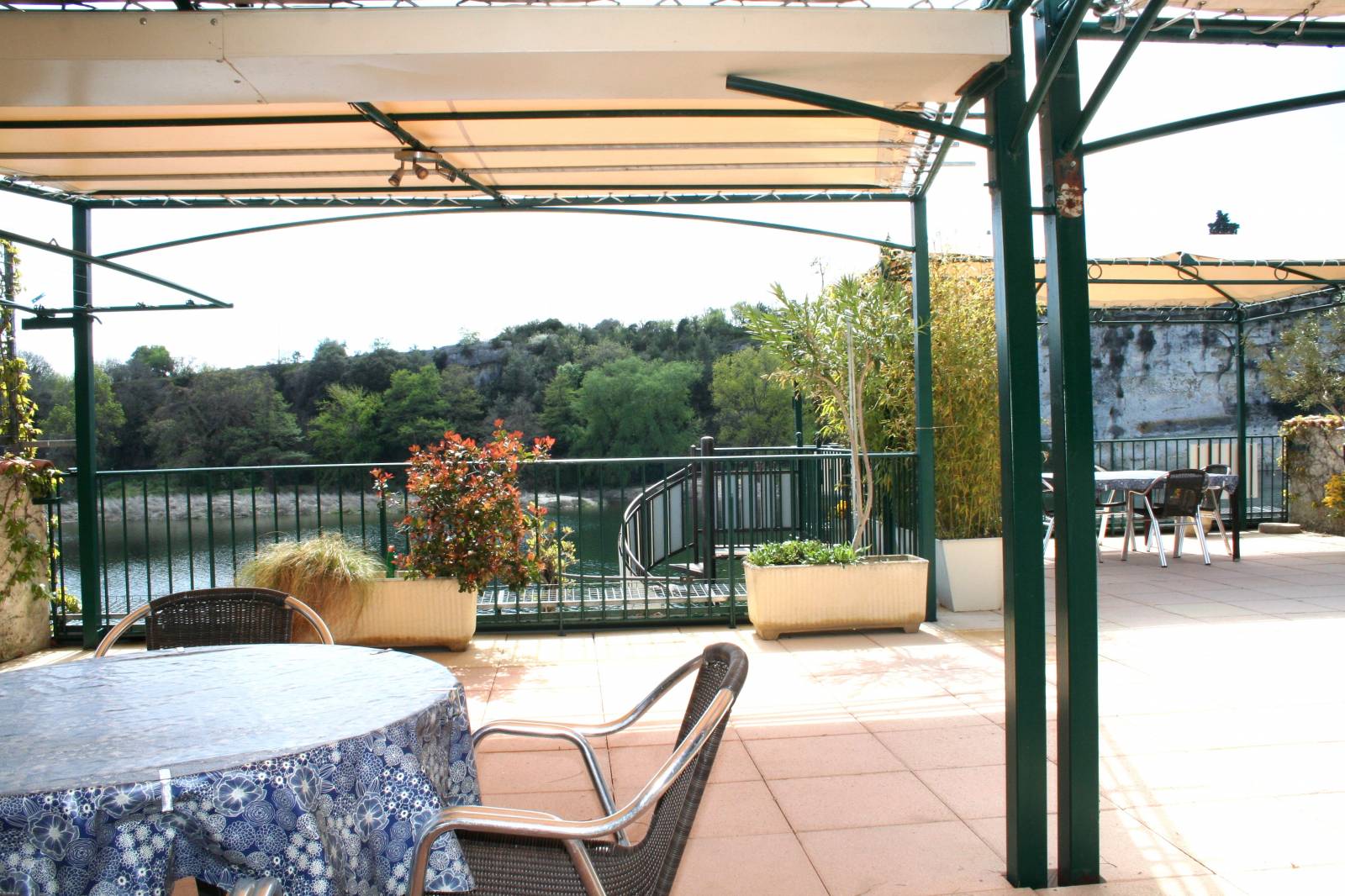 Grande maison de village avec 3 gites Bord de rivière Ardèche  