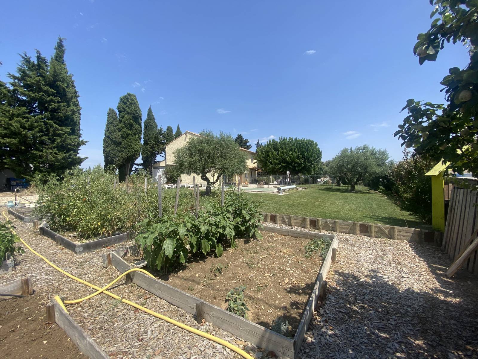 Maison de caractère à Rochegude en Drôme Provençale Vignes, Oliviers, chênes truffiers...