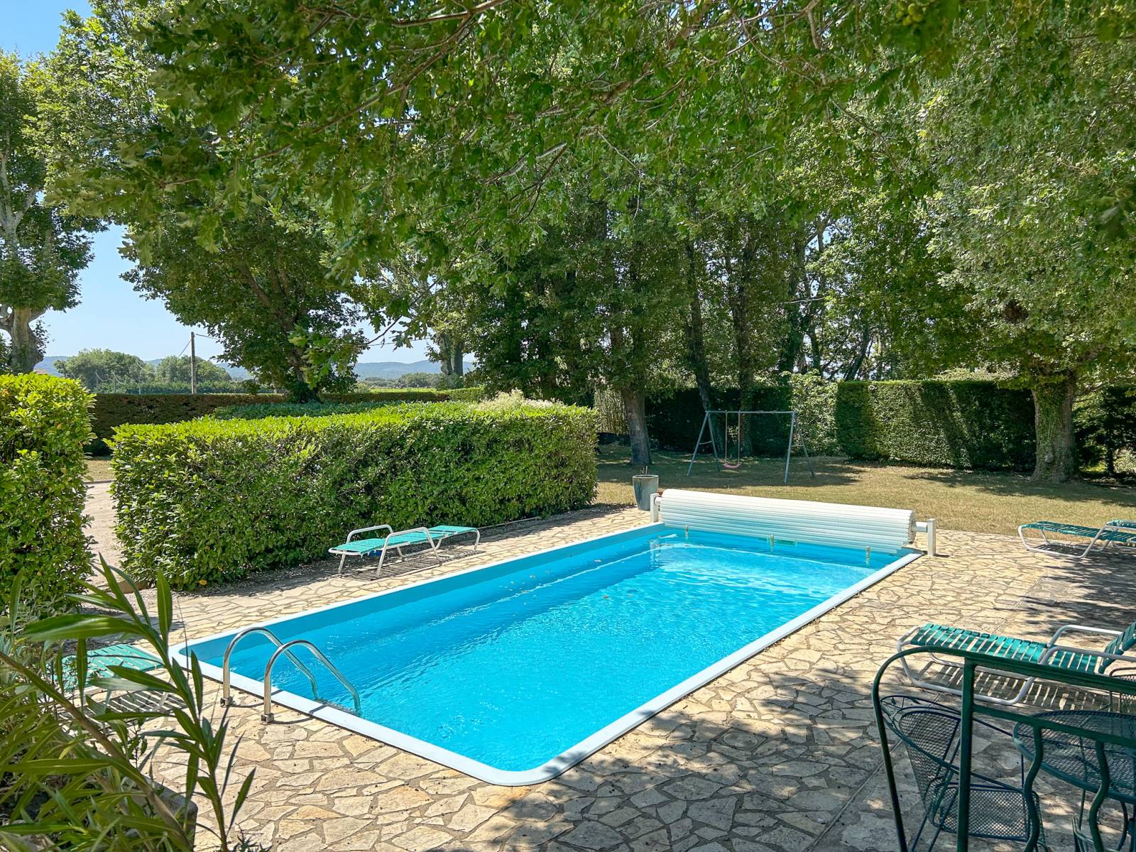 Une piscine commune, ds espaces verts.....