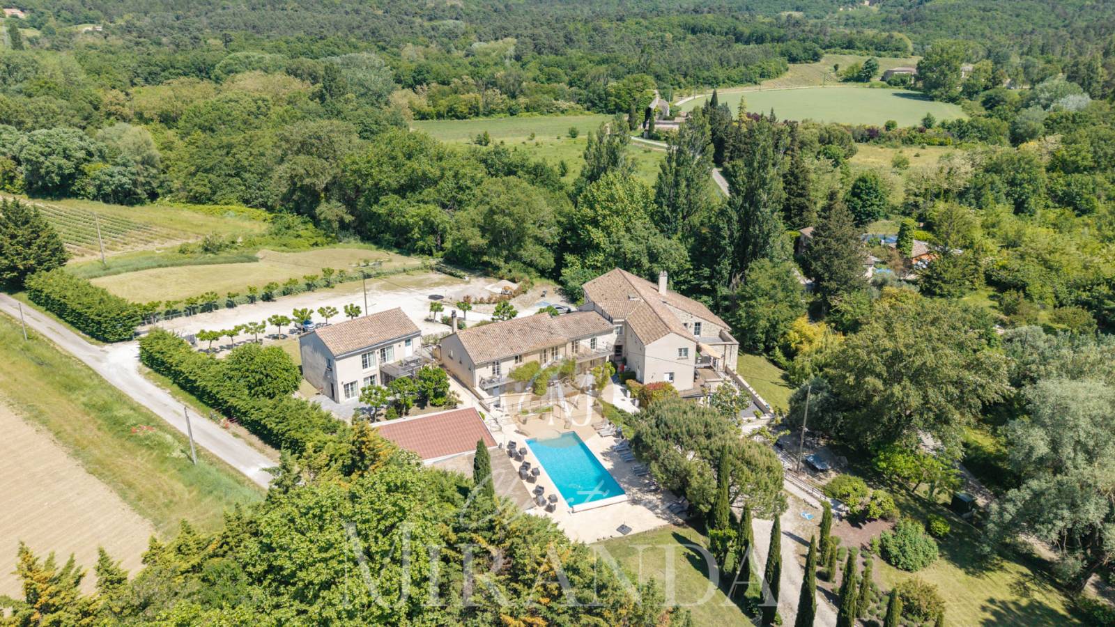 Vivre à la campagne, dans une résidence avec des espaces communs Allan  