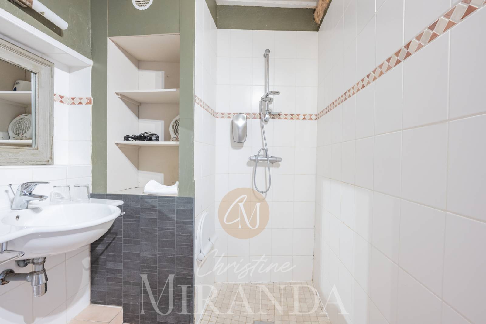 A vendre dans copropriété , appartement en rdc avec terrasse privative Secteur Montélimar  