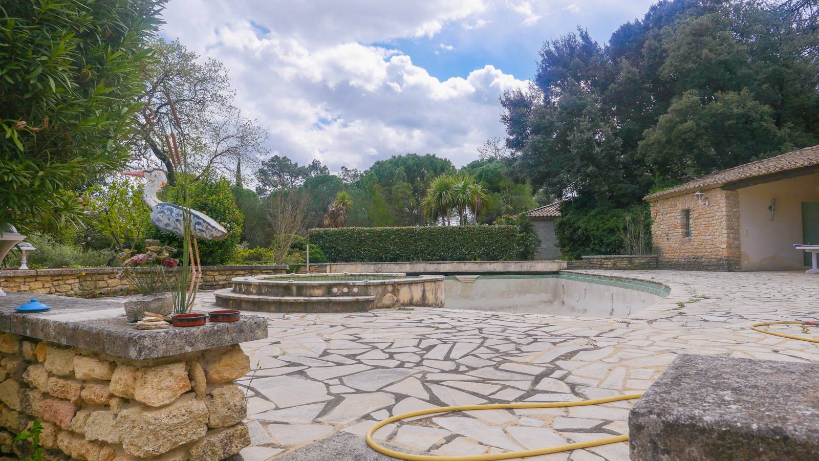 A vendre villa de bonne construction sur 5000m² de terrain clos   