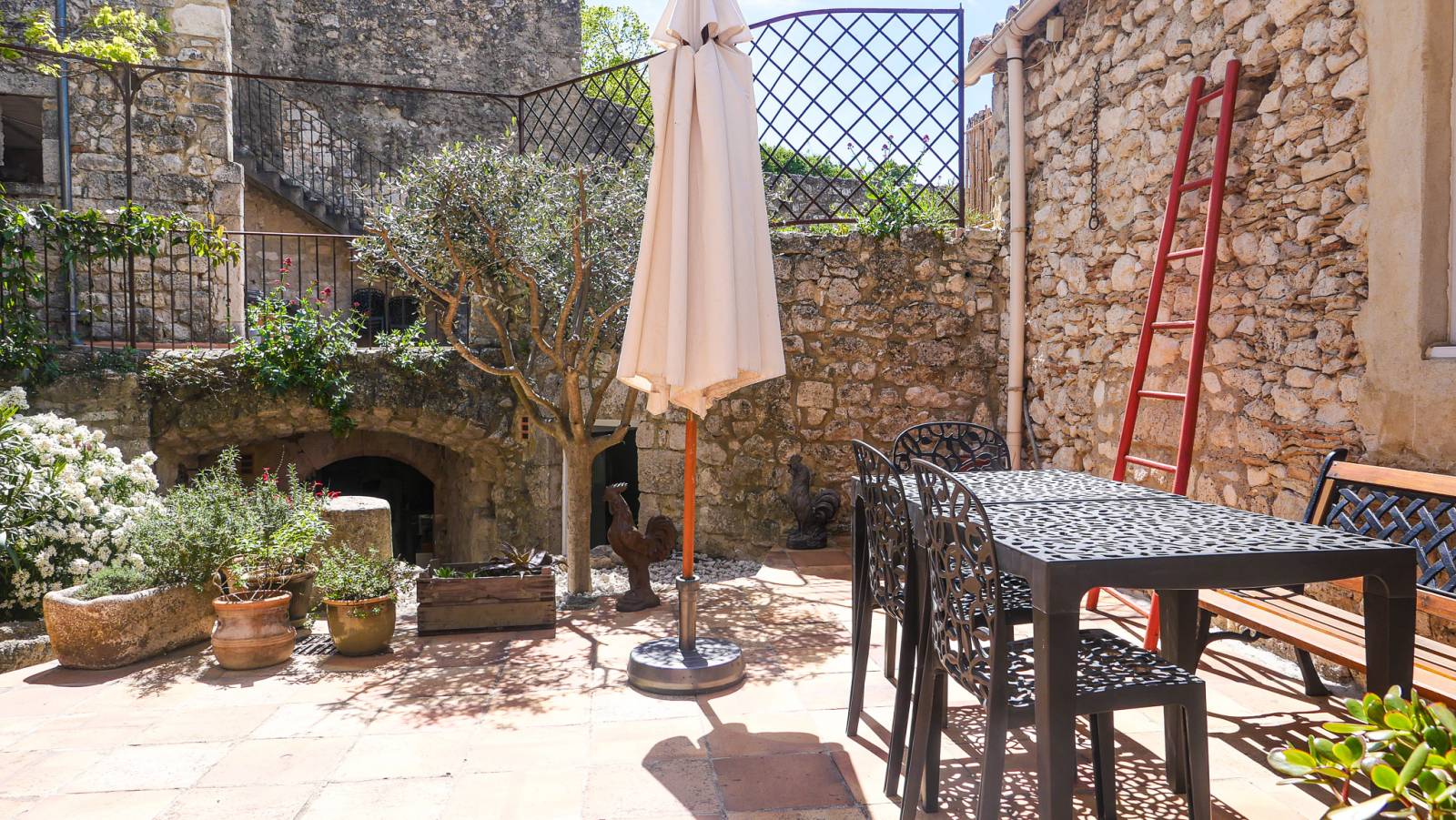 A vendre, Maison de village avec de grandes terrasses Drôme provençale La Garde Adhemar 