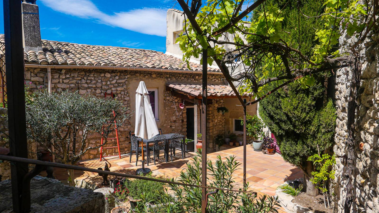 A vendre, Maison de village avec de grandes terrasses Drôme provençale La Garde Adhemar 