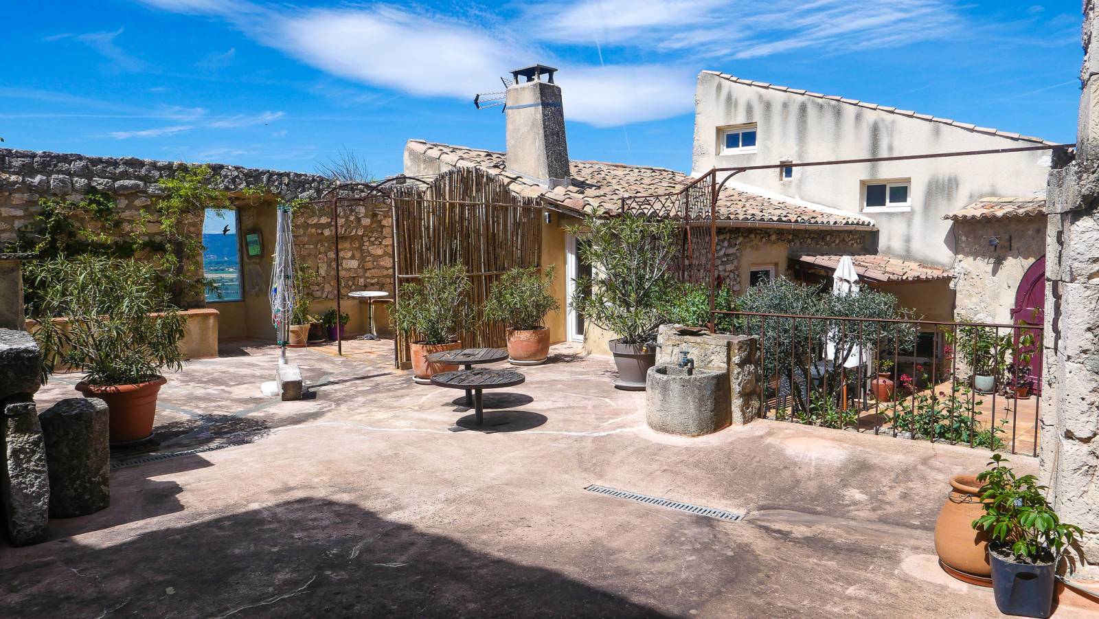 A vendre, Maison de village avec de grandes terrasses Drôme provençale La Garde Adhemar 