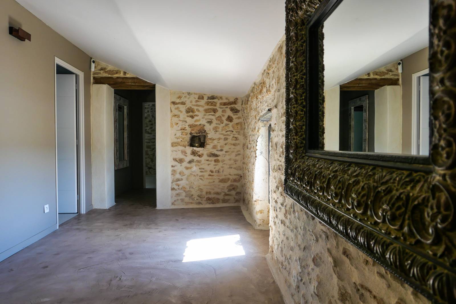 Réf- 4317-A vendre maison en pierre entièrement rénové Entre Bollène et Rochegude  