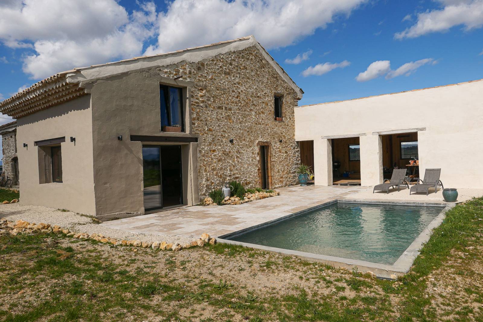 Réf- 4317-A vendre maison en pierre entièrement rénové Entre Bollène et Rochegude  