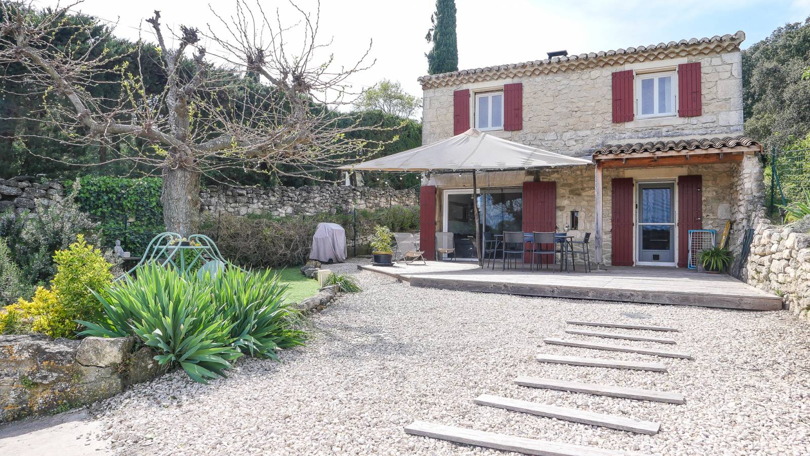 Joli pied à terre en Provence - St Restitut jardin et piscine, belle rénovation 