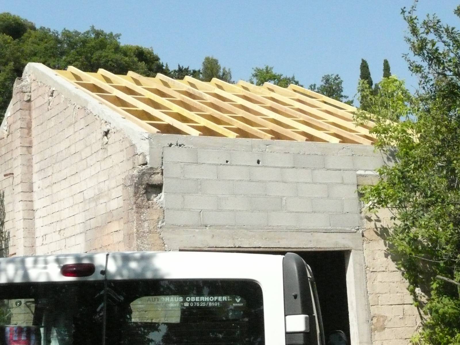 Exclusivité, à vendre grange à rénover avec jardinet et espace piscine   