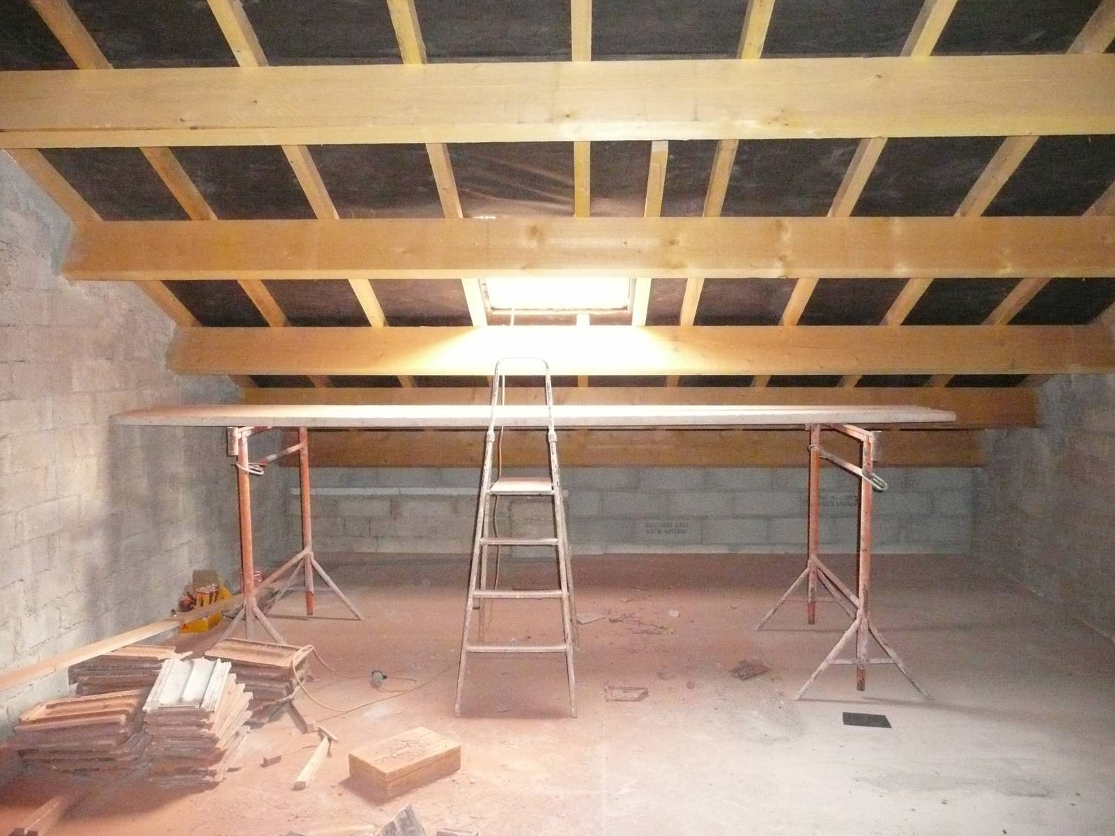 Exclusivité, à vendre grange à rénover avec jardinet et espace piscine   