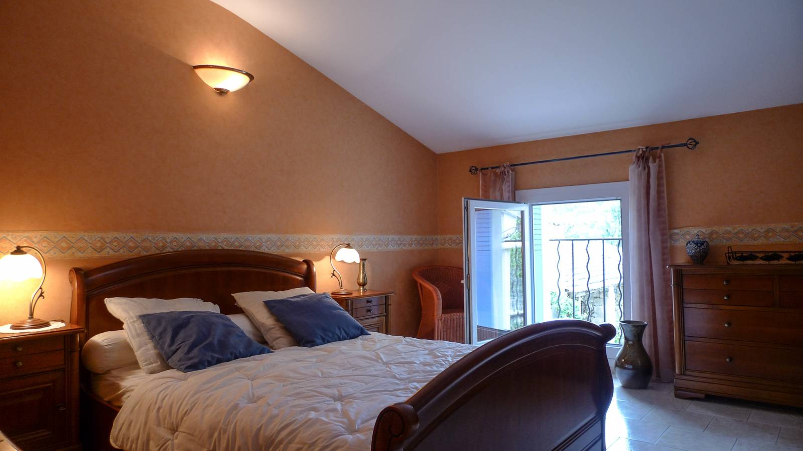 Jolie ferme en L sur 1ha de terrain Haut Vaucluse 1 gîte independant 