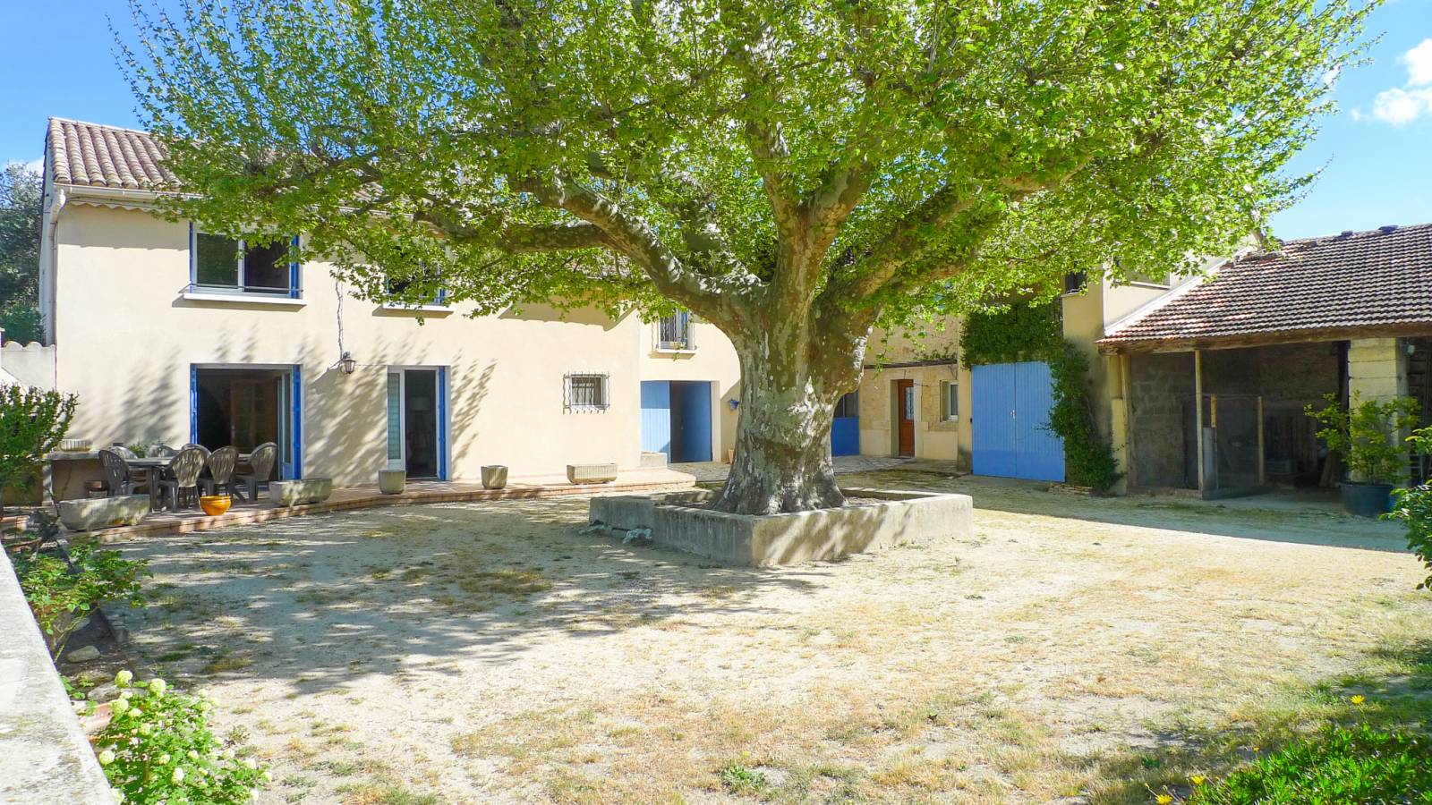 Jolie ferme en L sur 1ha de terrain Haut Vaucluse 1 gîte independant 