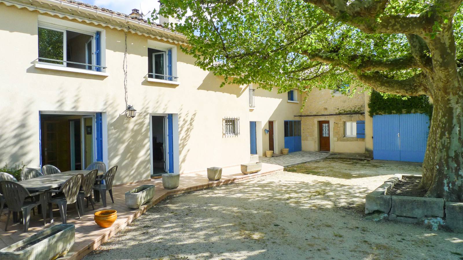 Jolie ferme en L sur 1ha de terrain Haut Vaucluse 1 gîte independant 