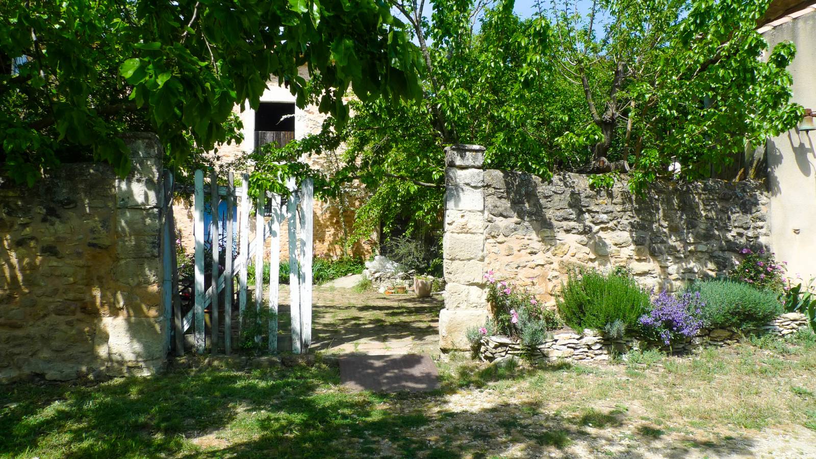 Réf 4154- Haut Vaucluse, à vendre une propriété au charme d'antan   