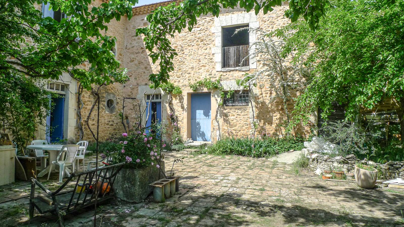 Une cour intérieure permettant de profiter de nos belles journées d'été