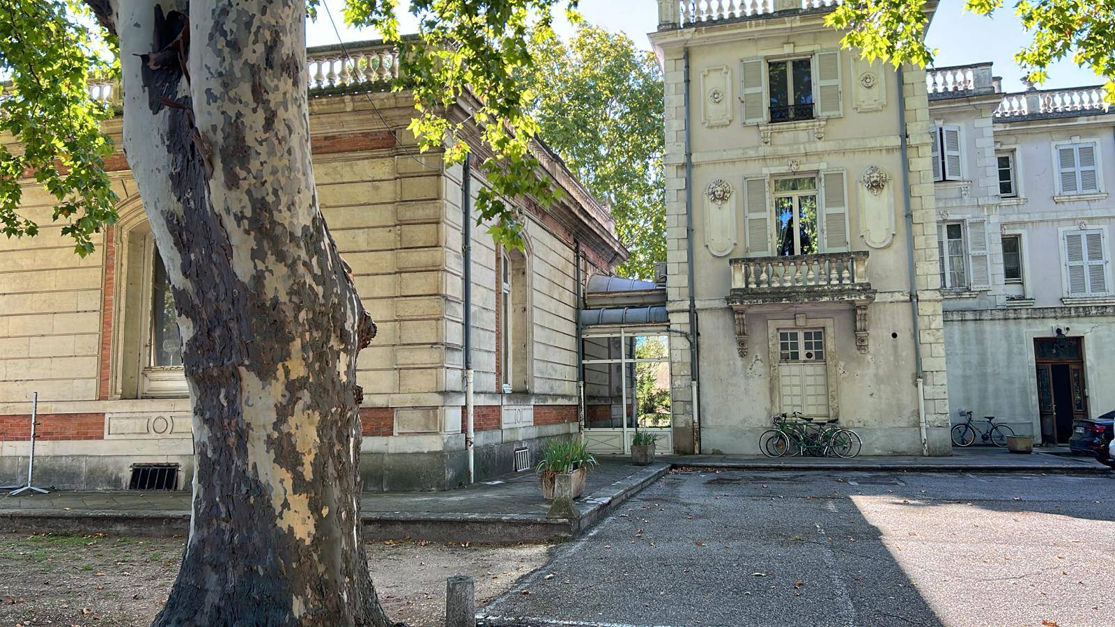 A vendre, un château au coeur de la Drôme Provençale Pierrelatte  Unique