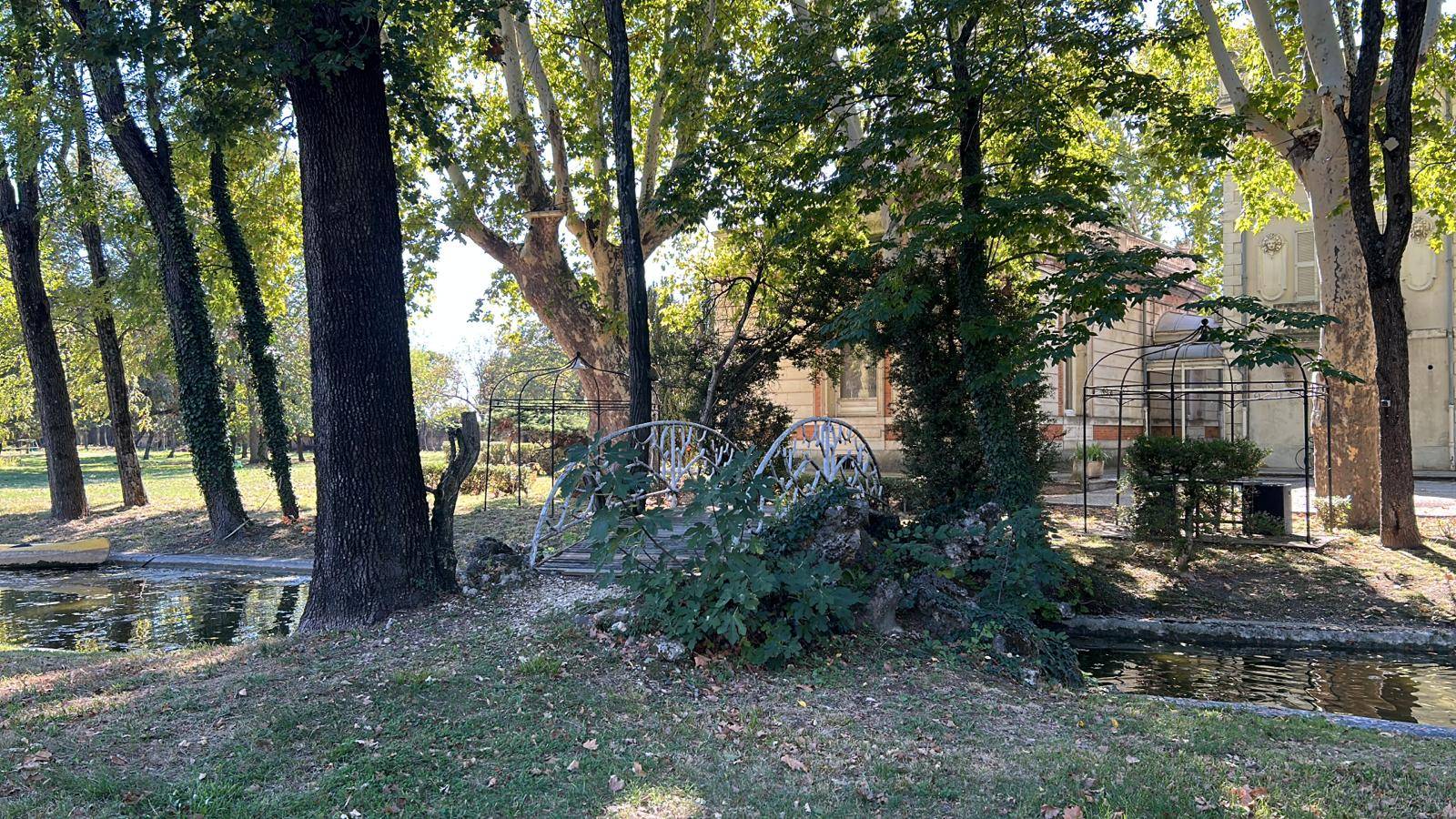 A vendre, un château au coeur de la Drôme Provençale Pierrelatte  Unique