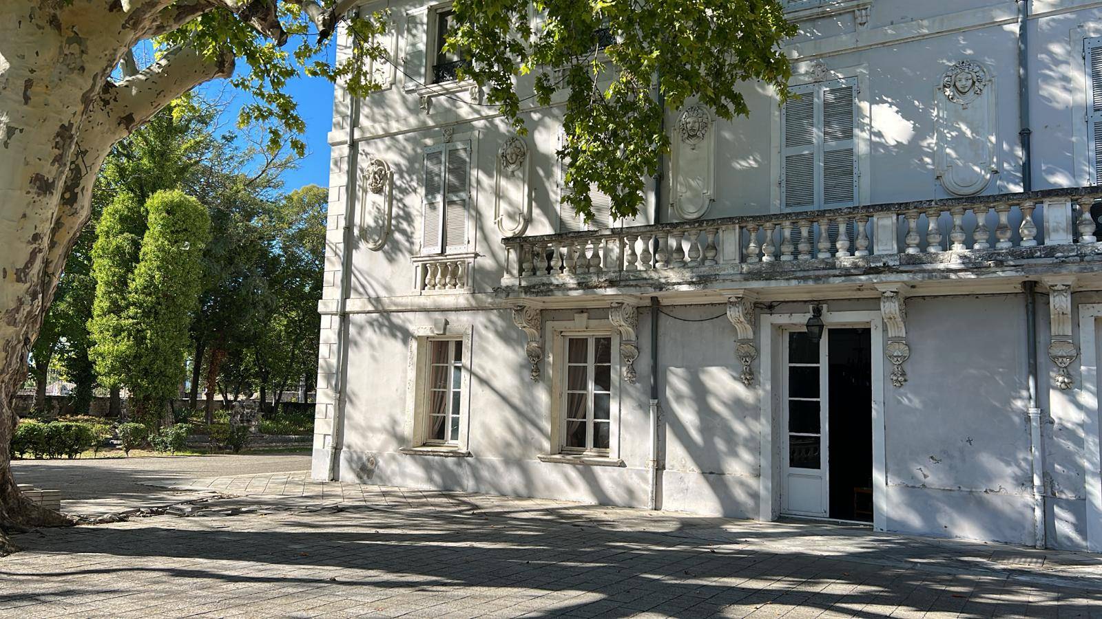 A vendre, un château au coeur de la Drôme Provençale Pierrelatte  Unique