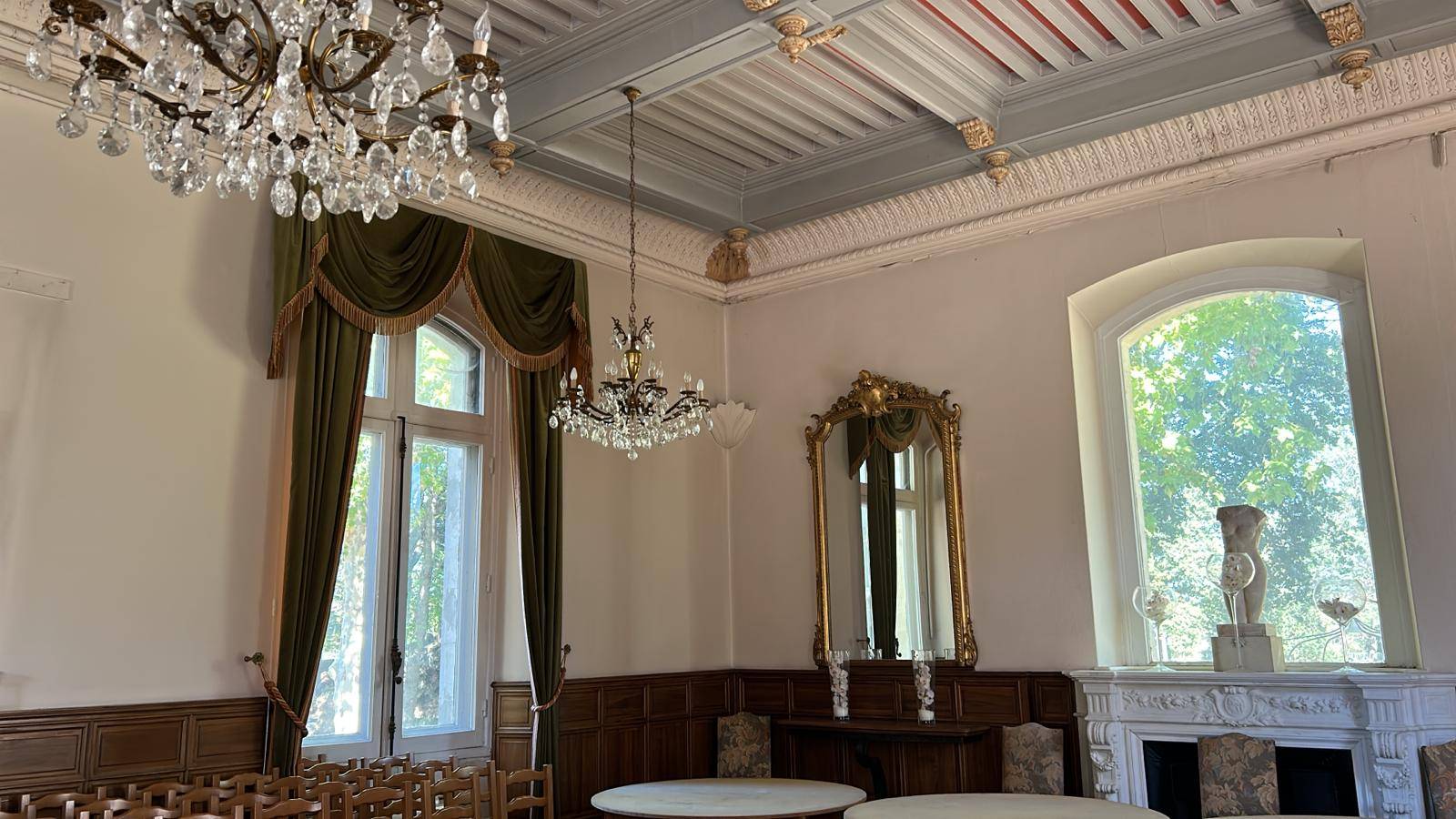 A vendre, un château au coeur de la Drôme Provençale Pierrelatte  Unique