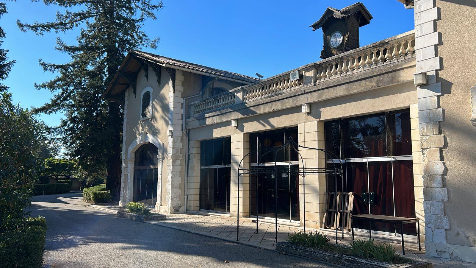 A vendre, un château au coeur de la Drôme Provençale Pierrelatte  Unique