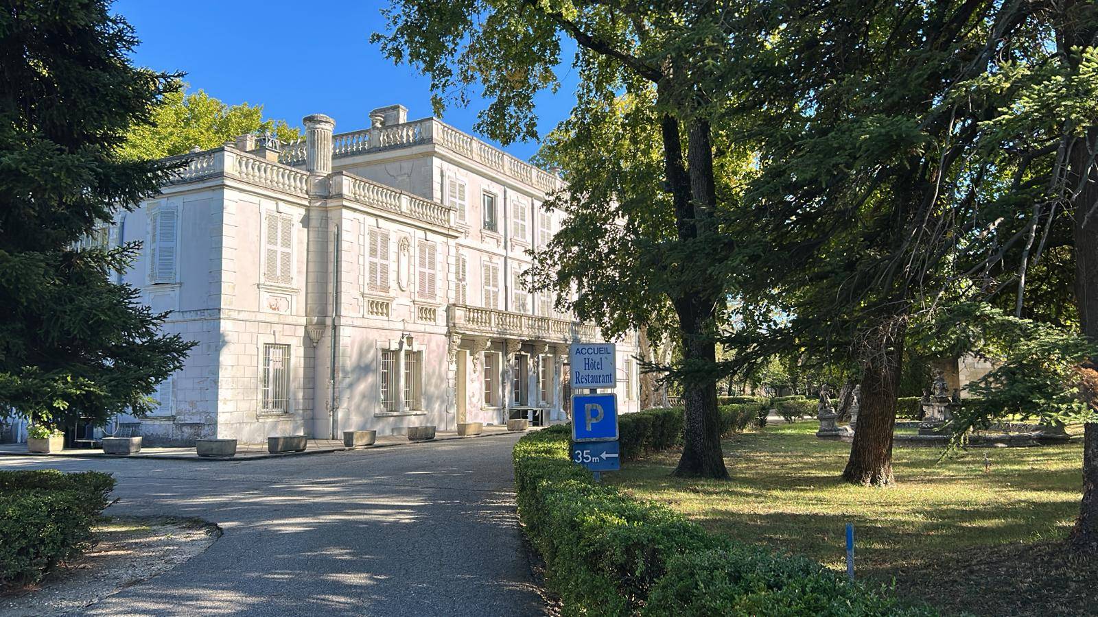 A vendre, un château au coeur de la Drôme Provençale Pierrelatte  Unique