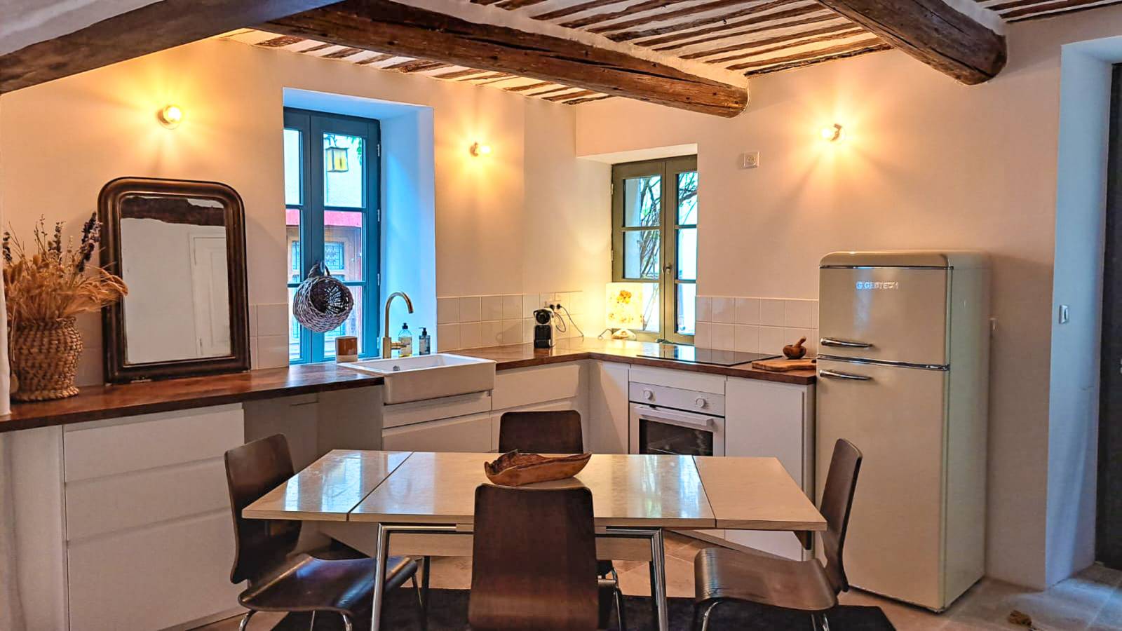 A vendre maison de village avec terrasse- dans secteur recherché Vaison La Romaine  