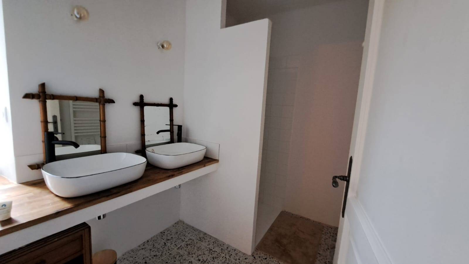 A vendre maison de village avec terrasse- dans secteur recherché Vaison La Romaine  