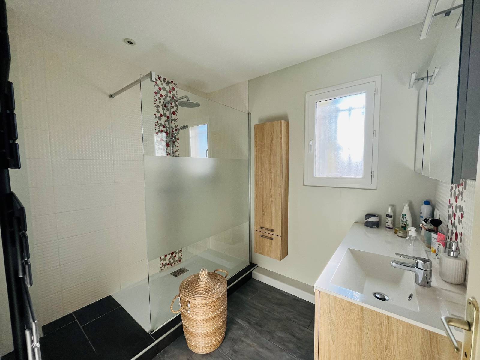 Charmante maison Proche St Paul trois Châteaux  avec jardin et garage.