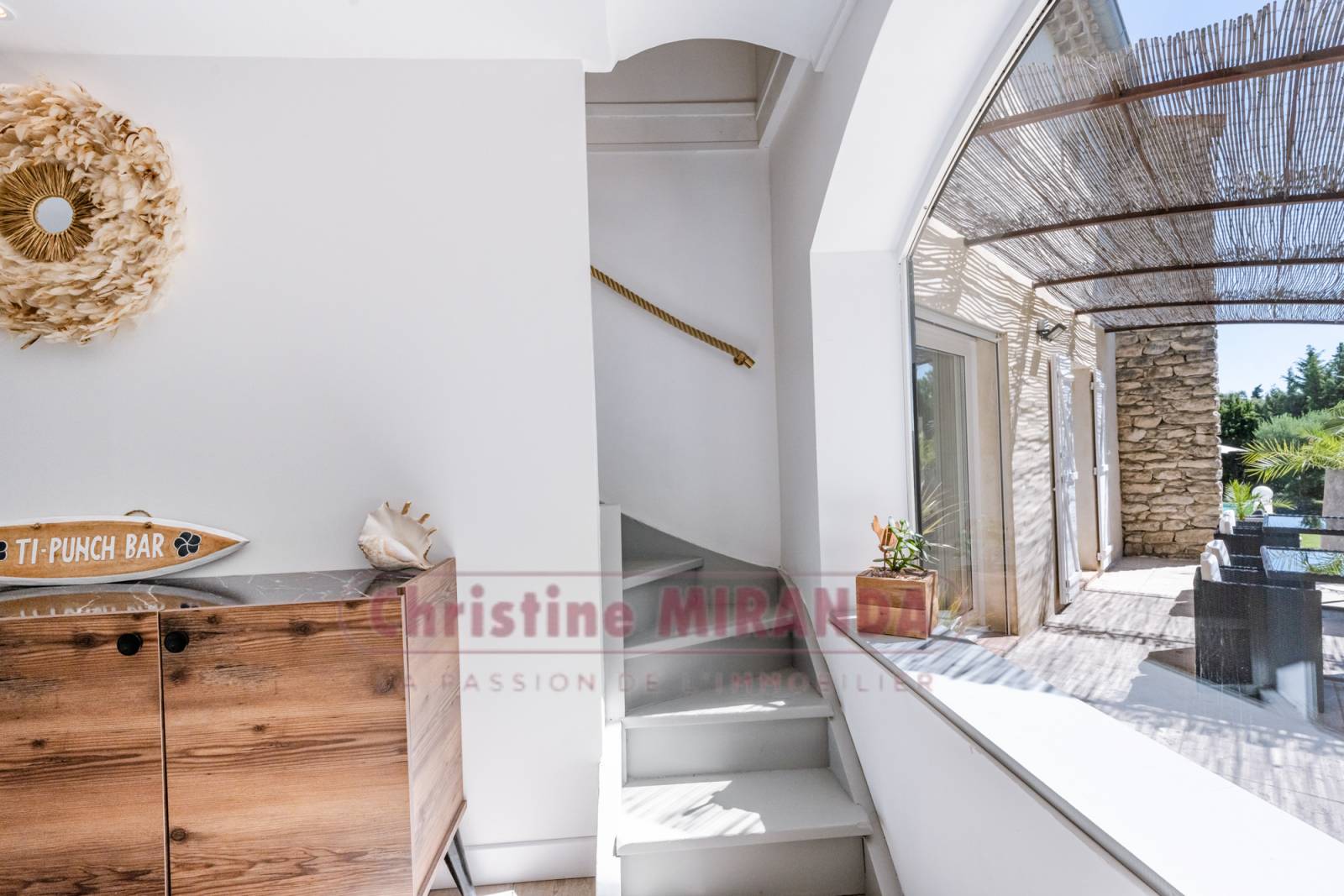 Propriété de caractère Saint-Restitut au calme, quartier résidentiel en position dominante, vue dégagée