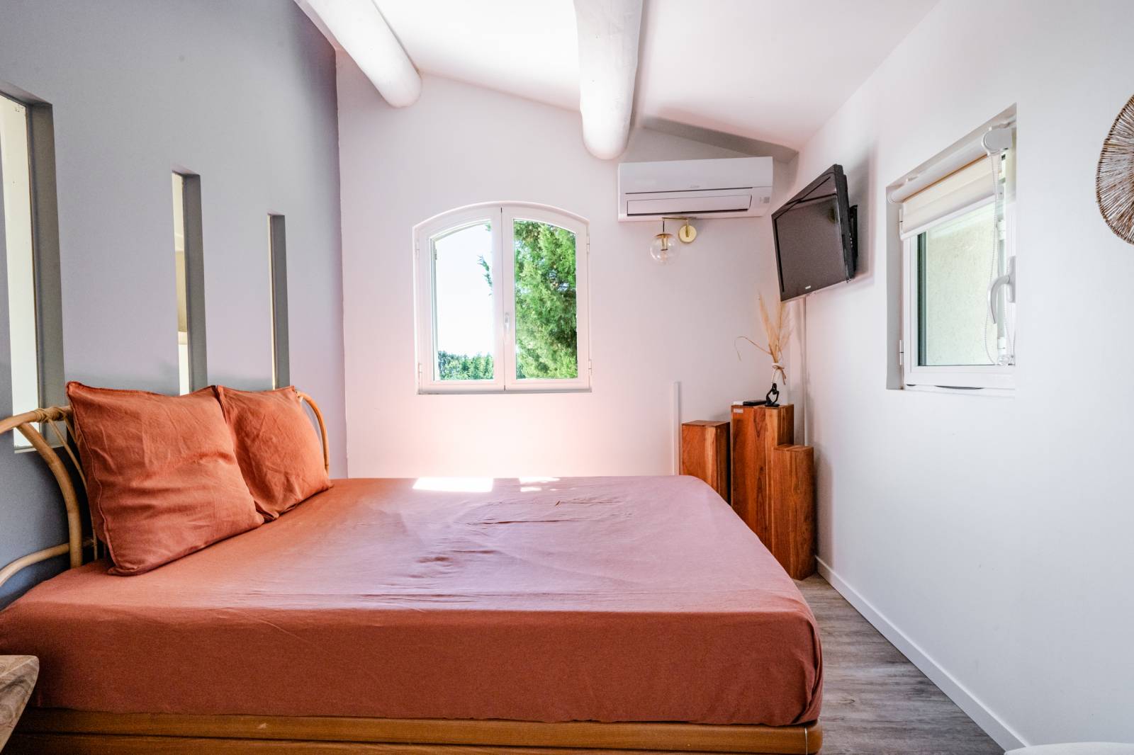 Propriété de caractère Saint-Restitut au calme, quartier résidentiel en position dominante, vue dégagée