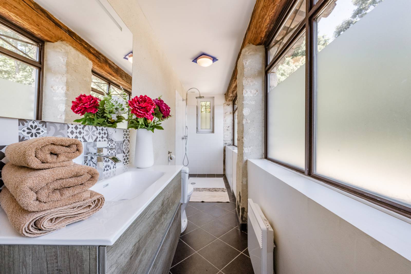 Propriété de caractère Saint-Restitut au calme, quartier résidentiel en position dominante, vue dégagée