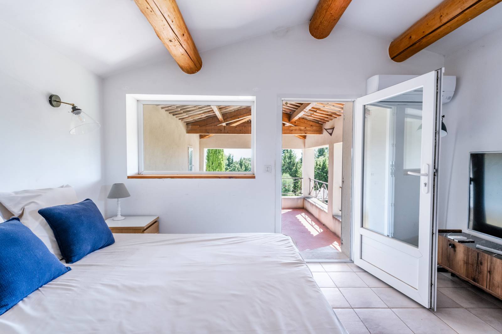 Propriété de caractère Saint-Restitut au calme, quartier résidentiel en position dominante, vue dégagée